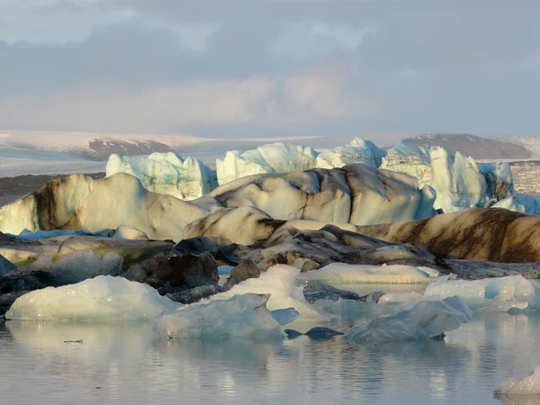 Buzdağları jokulsarlon, buzul göl içinde — Stok fotoğraf