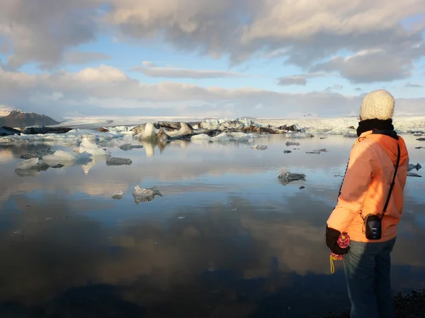 Femme admirant lac de glacier — Photo