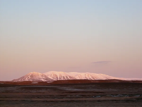 雪に覆われた火山 — ストック写真