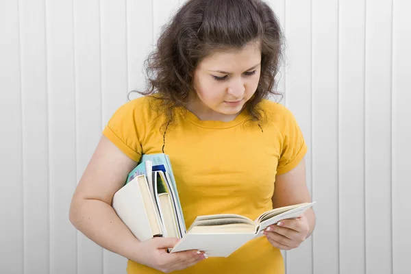 Młoda kobieta czytająca książkę — Zdjęcie stockowe