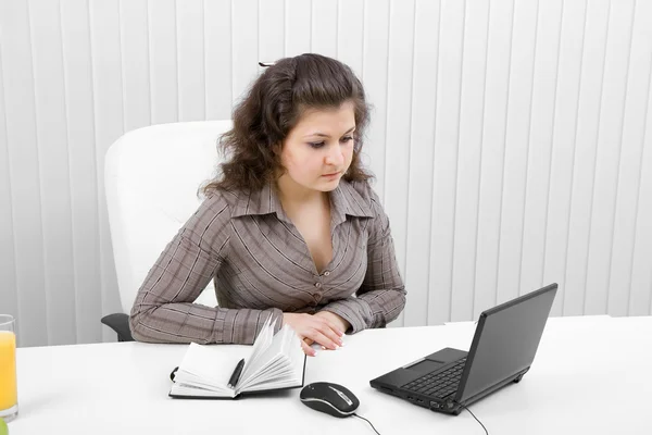 A menina com o computador portátil — Fotografia de Stock
