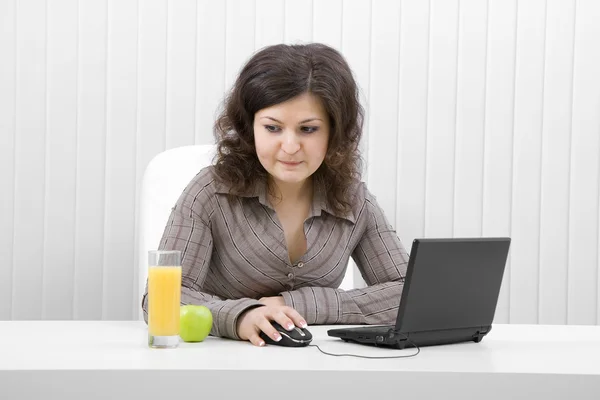 A menina de negócios com o computador portátil — Fotografia de Stock