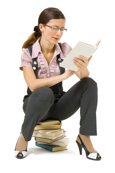 Fiatal lány a szemüveges, egy könyvet olvas — Stock Fotó