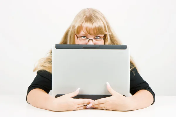 Blondin med en bärbar dator — Stockfoto