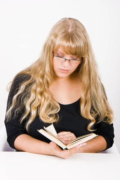 Girl with long hair reads — Stock Photo, Image