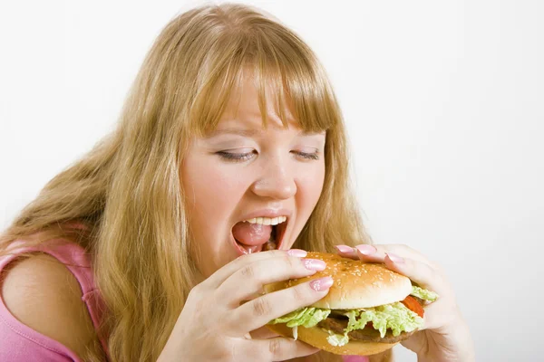 Hungrig blond och hamburgare — Stockfoto