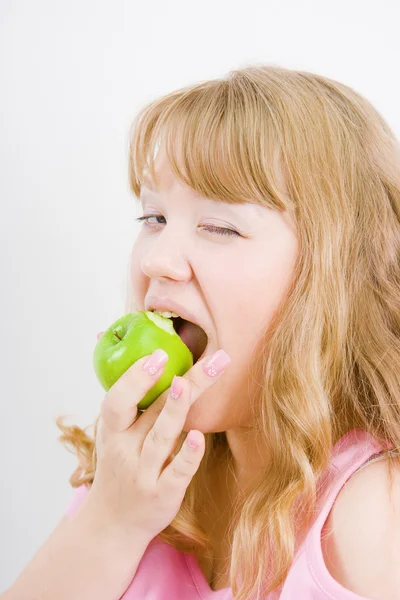Blonde bites the apple — Stock Photo, Image