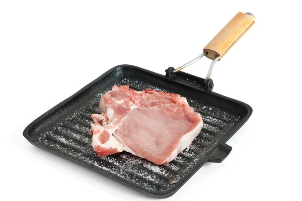 Сковородка с сырой свининой — стоковое фото