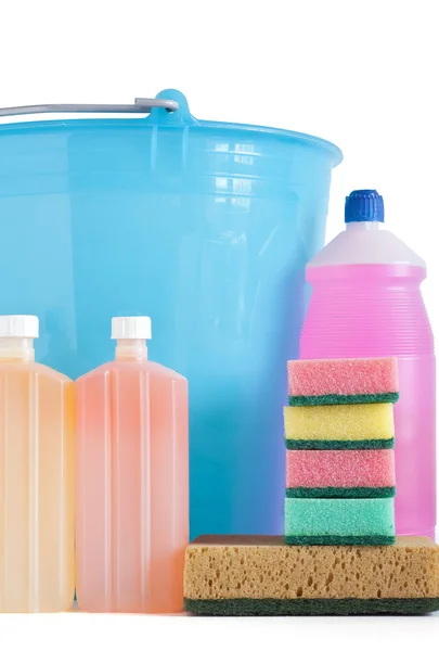 Bottiglie detergenti secchio e spugne — Foto Stock