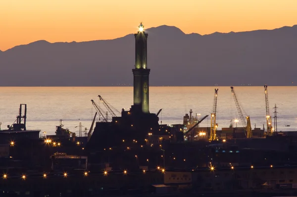 Haven van Genua bij zonsondergang (2) — Stockfoto