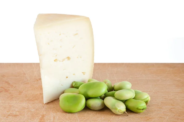 Pecorino cheese and broad beans — Stock Photo, Image