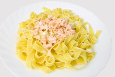 Tagliatelle somon ile