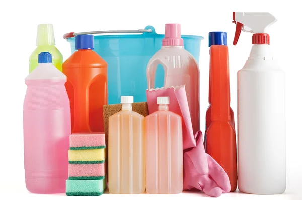 Bottiglie e secchio di plastica detergente — Foto Stock