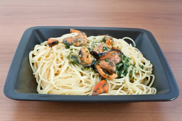 Spaghetti with mussels and parsley — Stock Photo, Image