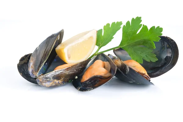 Cooked mussels with lemon and parsley — Stock Photo, Image