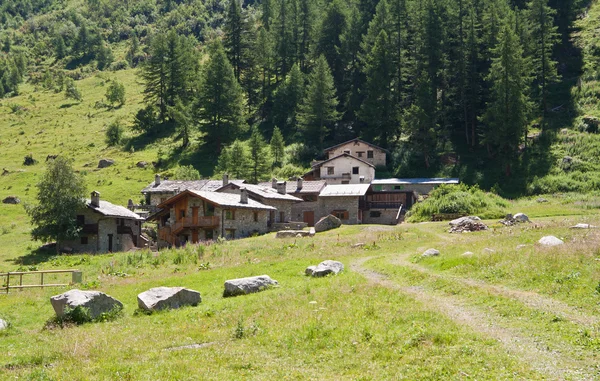 Alpine stenen dorp — Stockfoto