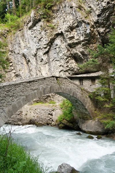 Antyczny most w pre saint didier — Zdjęcie stockowe