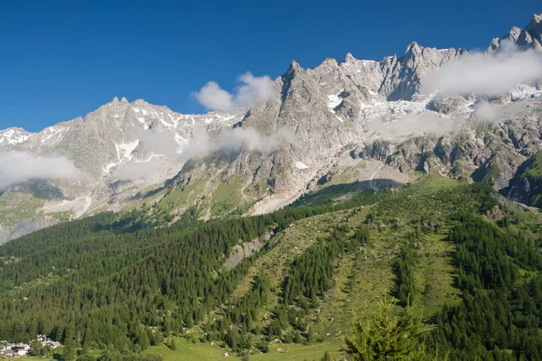Masivu Mont blanc z údolí fretka — Stock fotografie
