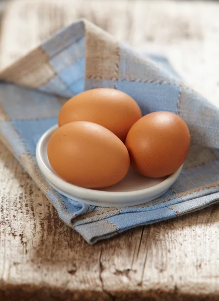 Tre bruna ägg — Stockfoto