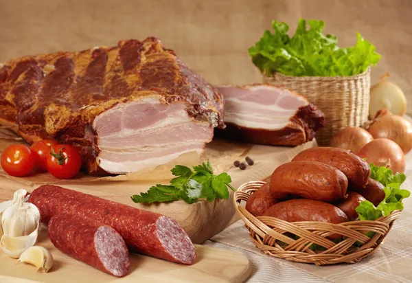 Мясо и сосиски — стоковое фото