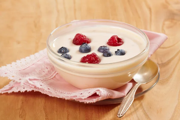 Yoghurt met verse bessen — Stockfoto