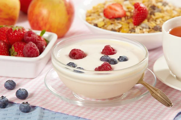 Yoghurt med färska bär — Stockfoto