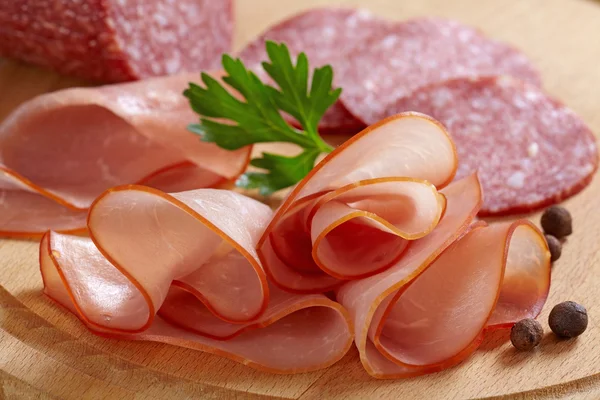 Carne ahumada y salami — Foto de Stock
