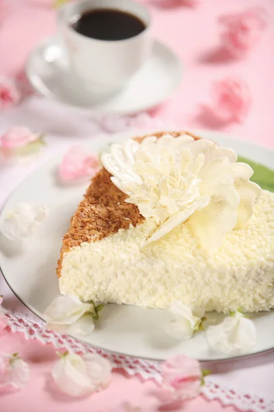 Cake with white chocolate — Stock Photo, Image