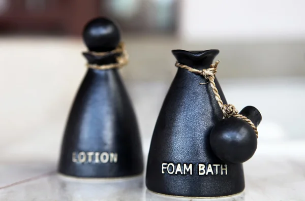 Бутылка с гелем для ванны и лосьоном для тела — стоковое фото