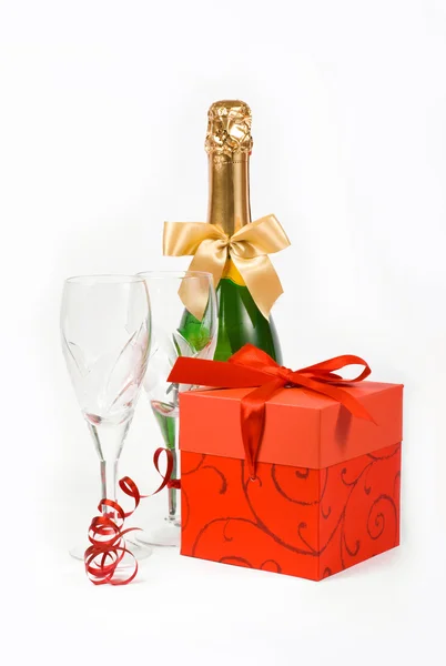 Подарунок у коробці, шампанське та келихи — стокове фото