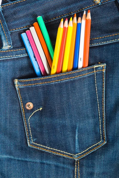 Denim cep ile renkli kalemler — Stok fotoğraf