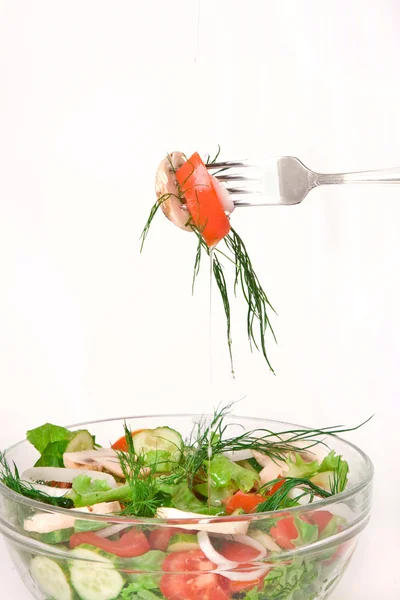 Салат в стеклянной миске — стоковое фото