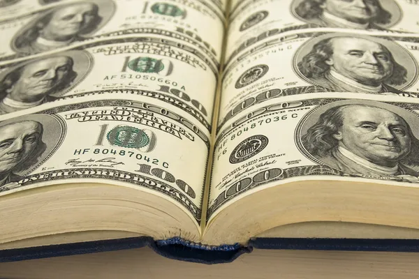 Dólares nos livros — Fotografia de Stock