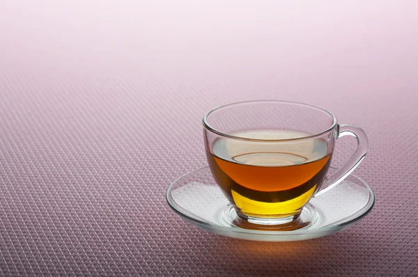 Чашка чая на розовом фоне — стоковое фото