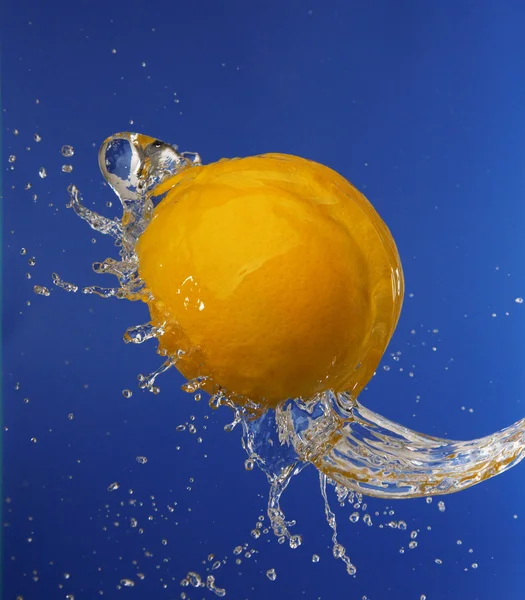 Βουτιά στο νερό με ένα πορτοκάλι — Φωτογραφία Αρχείου
