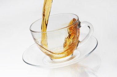 Beyaz arka plan üzerinde çay bardağı