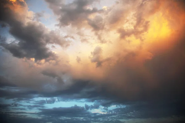 Барвистий небо хмарно — стокове фото