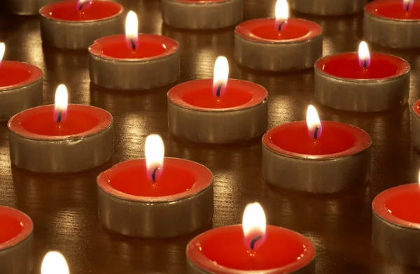 Kerzen in der Dunkelheit — Stockfoto