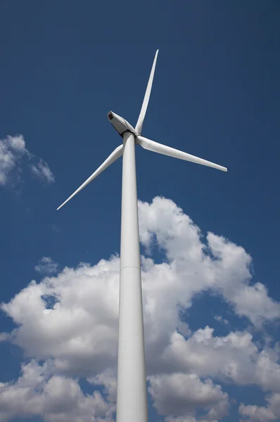 Bulutlu gökyüzü rüzgar elektrik santrali — Stok fotoğraf