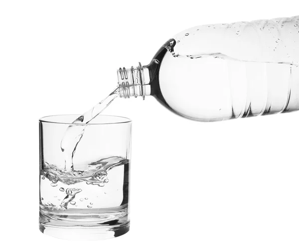 Fluindo água em um copo — Fotografia de Stock