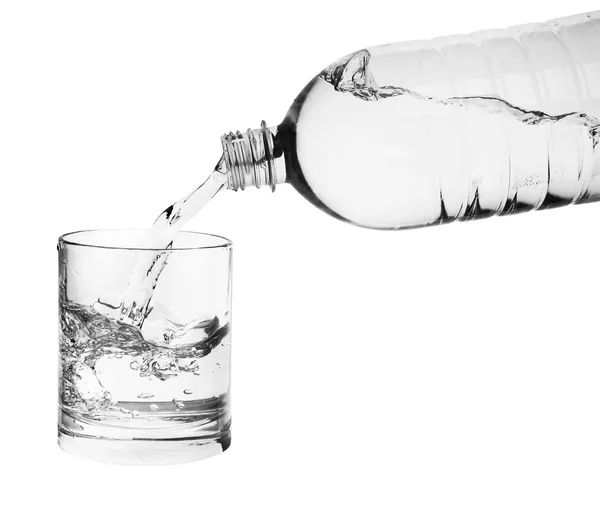 Płynie woda w szklance — Zdjęcie stockowe