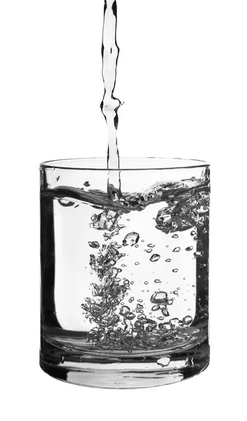 Acqua che scorre in un bicchiere — Foto Stock