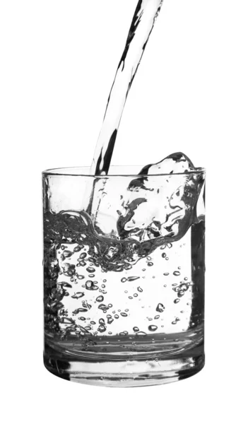Fluindo água em um copo — Fotografia de Stock