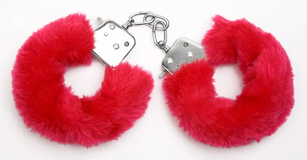 Пушистые розовые наручники — стоковое фото