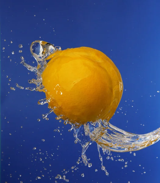 Cytryna w rozpryskach wody — Zdjęcie stockowe