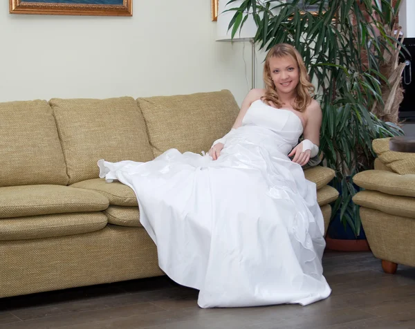 Glad brud i bröllopsklänning — Stockfoto