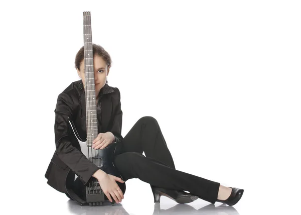Dziewczyna siedzi z gitara basowa — Zdjęcie stockowe