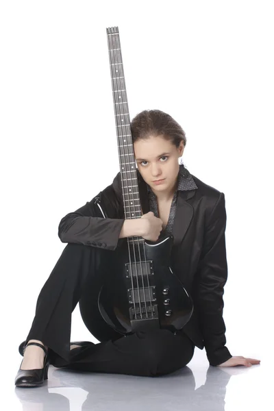 Dziewczyna siedzi z gitara basowa — Zdjęcie stockowe