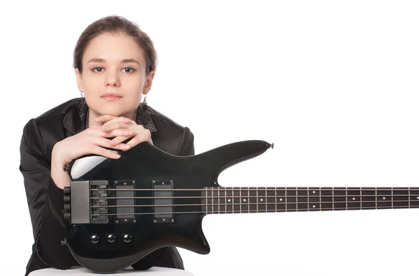 Mädchen posiert mit Bassgitarre lizenzfreie Stockbilder