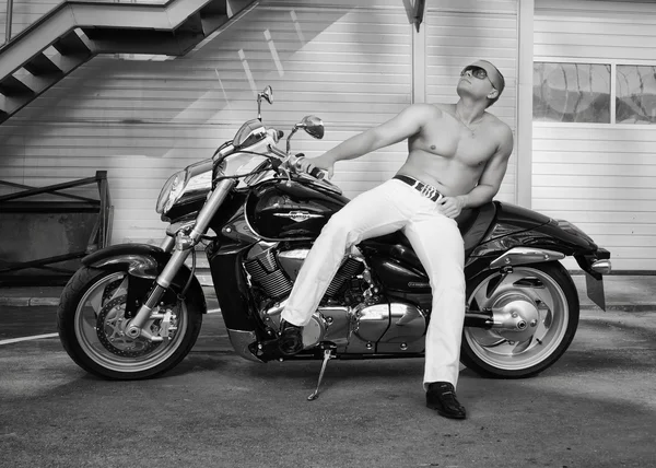 Gömleksiz beyaz motorcu — Stok fotoğraf